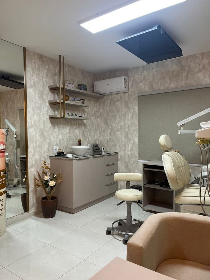 Paciente sorrindo após implante dentário