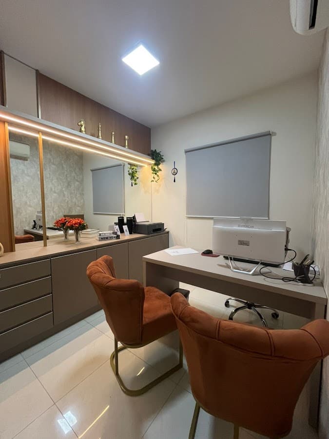 Consultório bem decorado e iluminado.