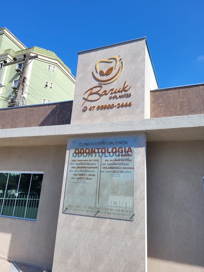 Equipe de dentistas em uma clínica moderna