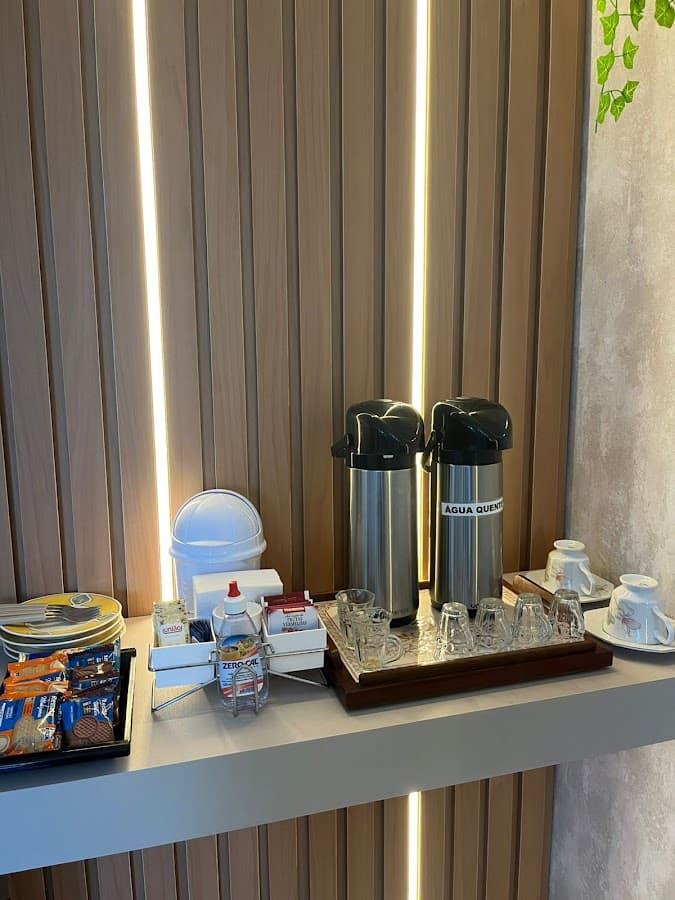 Área de recepção com bebidas e snacks.