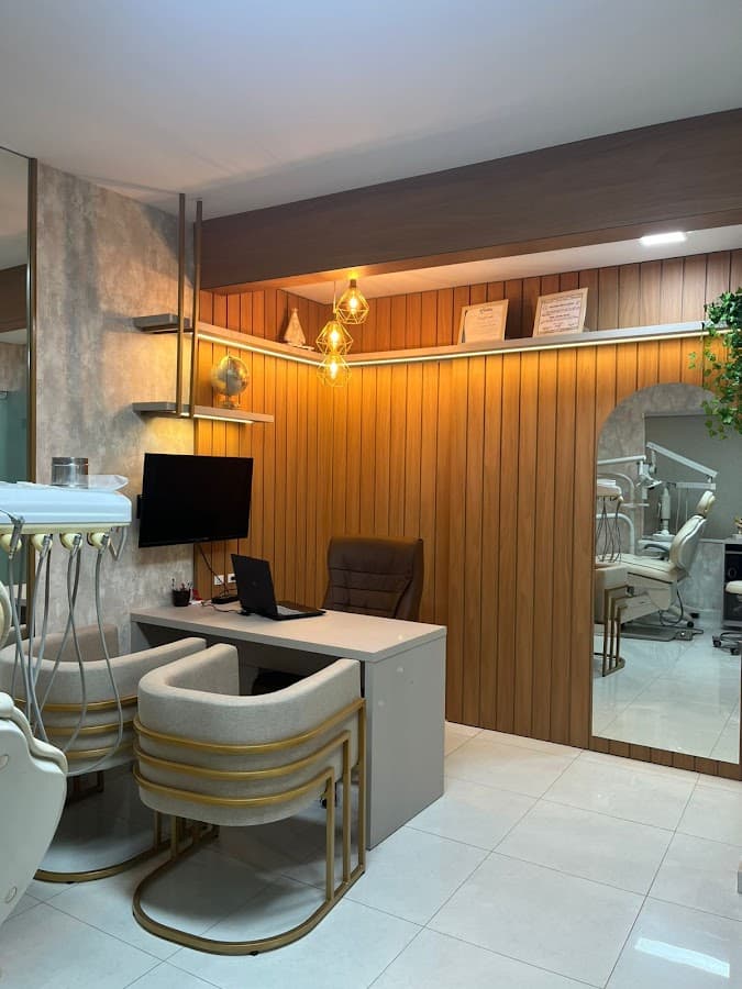 Consultório bem iluminado e organizado, com móveis modernos.