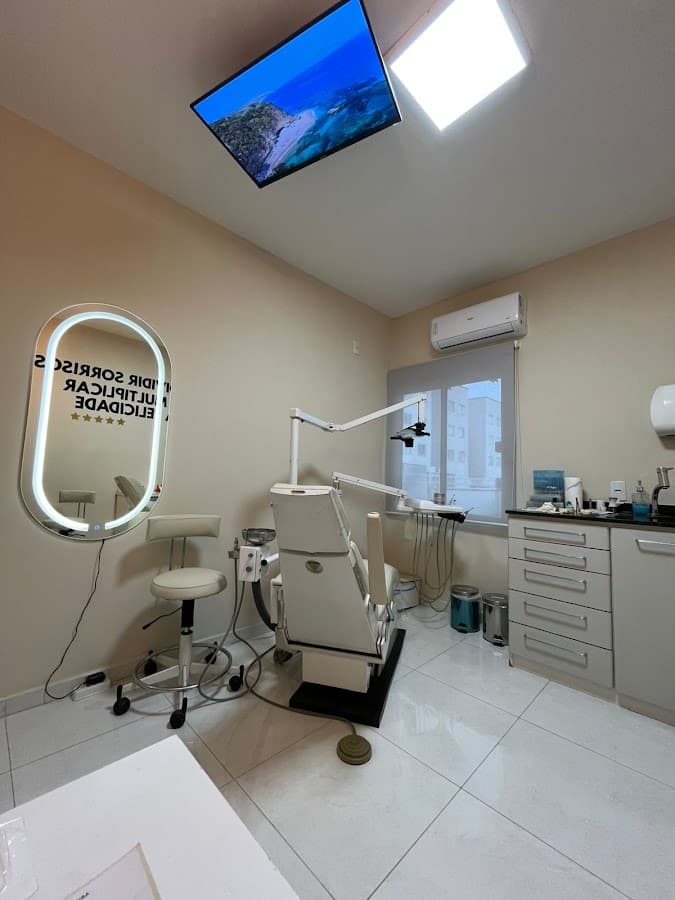 Consultório odontológico bem iluminado e organizado.