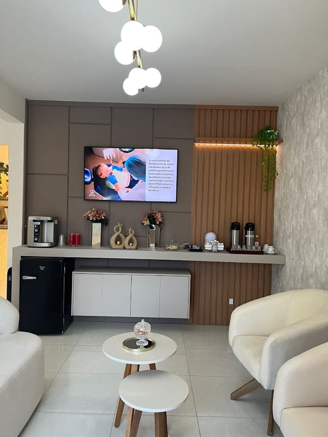 Recepção moderna e bem iluminada, com elementos decorativos.