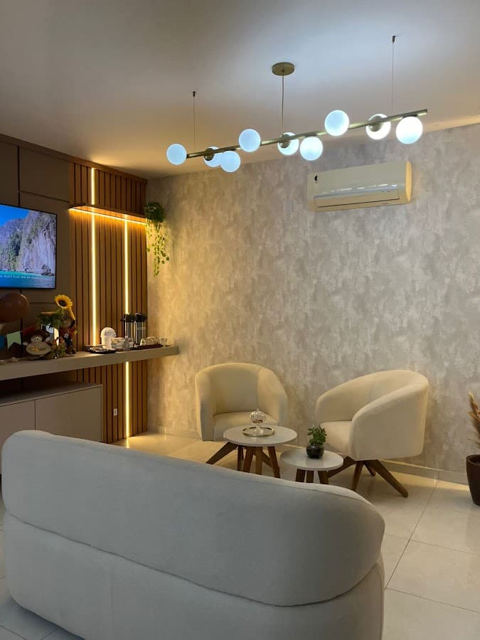 Recepção moderna e bem iluminada, com iluminação elegante.